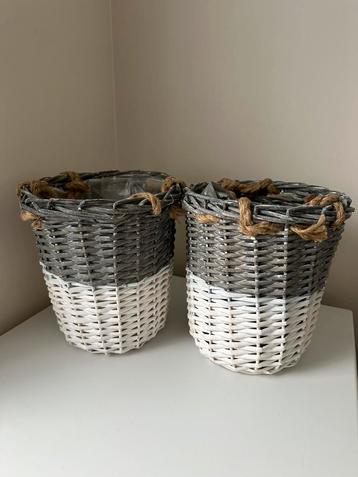 Rieten mandjes beschikbaar voor biedingen