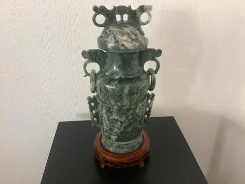 Vaas met deksel in donkergroene jade op sokkel, Antiek en Kunst, Antiek | Vazen, Ophalen