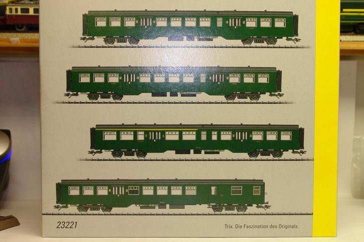 TRIX 23221 VOITURES M2 SNCB NMBS EPOQUE 3. ECLAIREES CC/DC, Hobby en Vrije tijd, Modeltreinen | H0, Zo goed als nieuw, Wagon, Gelijkstroom