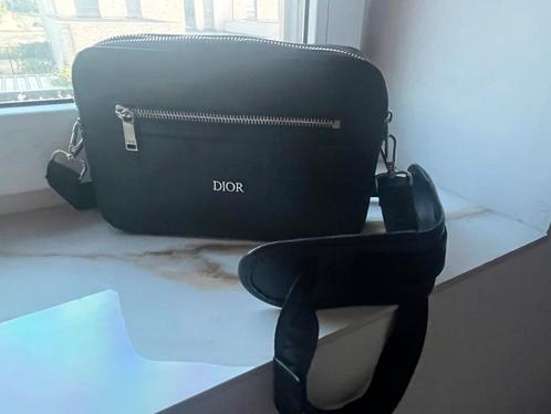 Prachtige zwarte herentas met riem en kaarthouder Dior, Handtassen en Accessoires, Tassen | Schoudertassen, Zo goed als nieuw