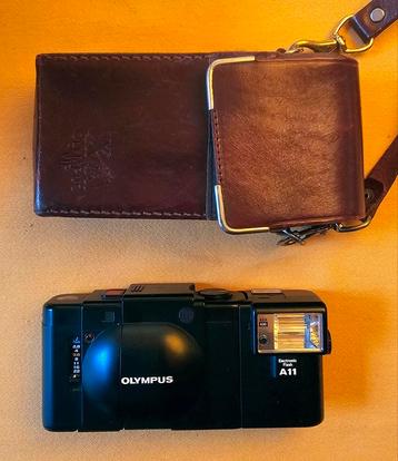 Olympus XA 35mm meetzoekercamera met A11 elektronische flits beschikbaar voor biedingen