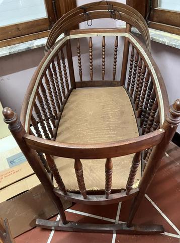 oude babywieg beschikbaar voor biedingen