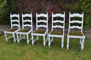 5 witte houten stoelen met zit in stof beschikbaar voor biedingen
