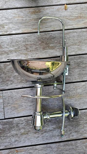 Handenwasser met kraan voor in toilet. beschikbaar voor biedingen