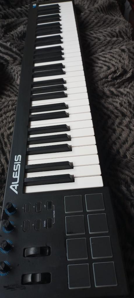Alesis V61 midi keyboard controller, Muziek en Instrumenten, Midi-apparatuur, Zo goed als nieuw, Ophalen