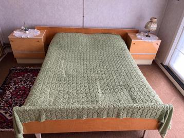 Vintage bed met hoofdeinde en nachtkastjes
