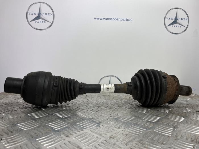 Aandrijfas rechts-voor van een Mercedes CLA, Auto-onderdelen, Remmen en Aandrijving, Mercedes-Benz, Gebruikt, 3 maanden garantie