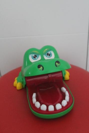 Gezelschaspsspel : Krododil heeft kiespijn beschikbaar voor biedingen