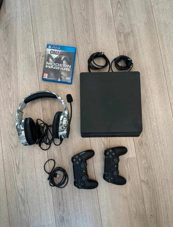 Playstation 4 Slim 1TB met 2 controllers + headset  beschikbaar voor biedingen