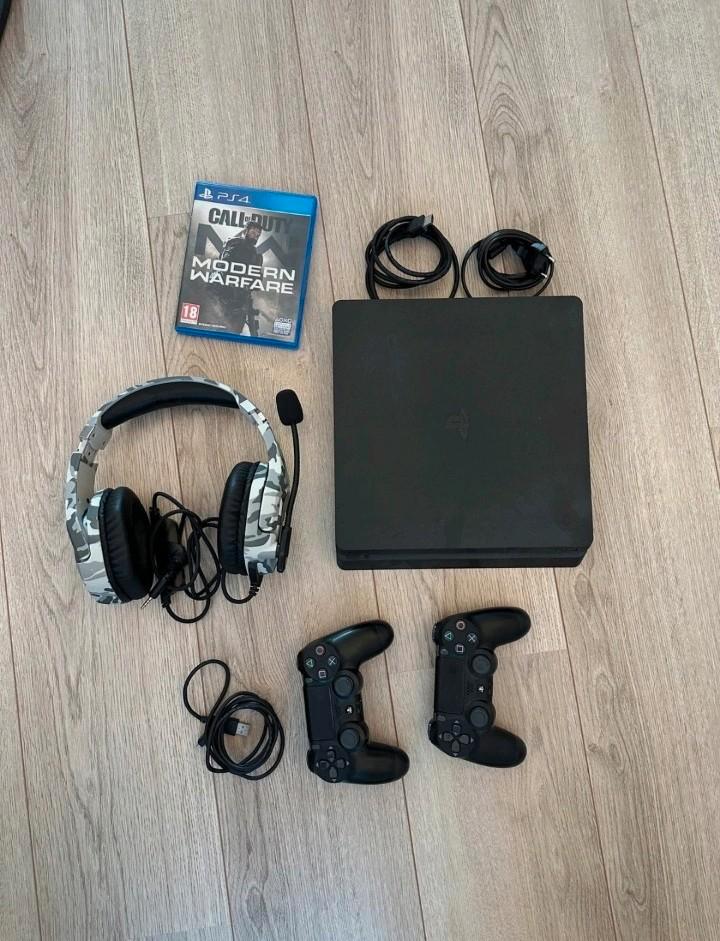 Playstation 4 Slim 1TB met 2 controllers + headset, Games en Spelcomputers, Games | Sony PlayStation 4, Zo goed als nieuw, Ophalen