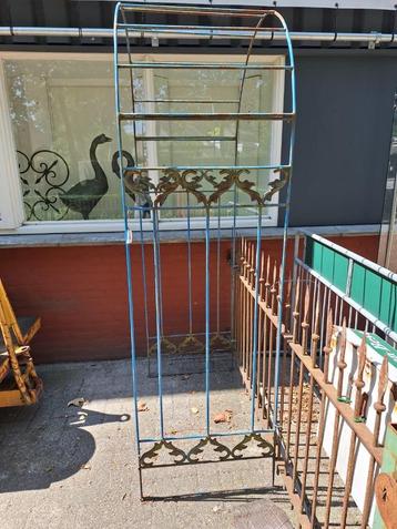mooie oude rozenboog met ornamenten beschikbaar voor biedingen