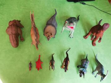 10 figurines de dinosaures JURASSIC PARK + 1 très petite fig