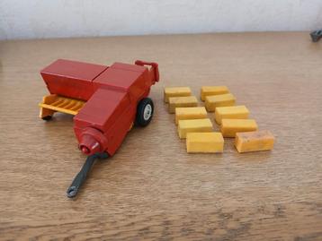 Balloteuse New Holland 1978 avec 8 ballots beschikbaar voor biedingen