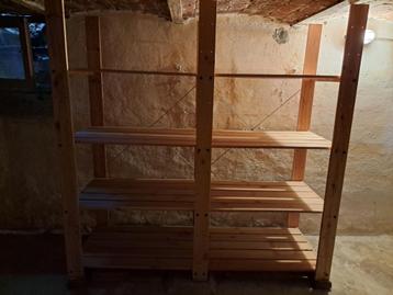 Houten opbergrek beschikbaar voor biedingen