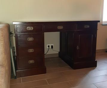 Degelijk houten bureau. beschikbaar voor biedingen