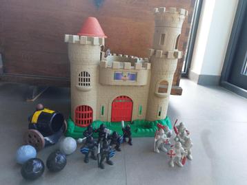 Château fort avec figurines beschikbaar voor biedingen