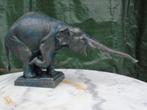 beeld van een olifant in gietijzeren rechter slurf..., Tuin en Terras, Nieuw, Ophalen of Verzenden, Metaal, Dierenbeeld