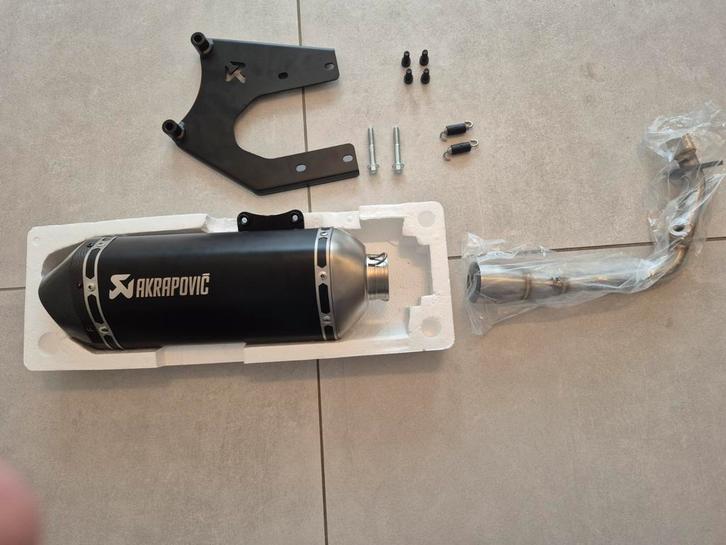 Vespa sprint / primavera akrapovic uitlaat ook voor piaggo z, Fietsen en Brommers, Brommers | Tuning en Styling, Nieuw, Ophalen of Verzenden