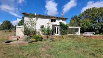 Maison avec étang, bois, et bord de rivière