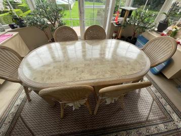eettafel met stoelen beschikbaar voor biedingen
