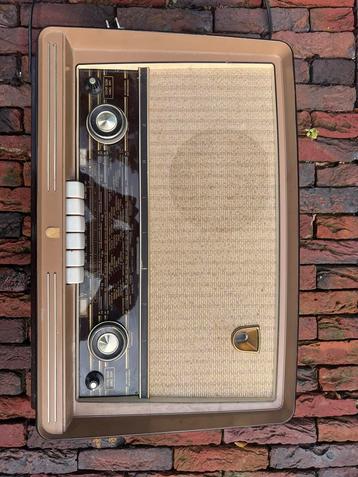 Antieke radio beschikbaar voor biedingen