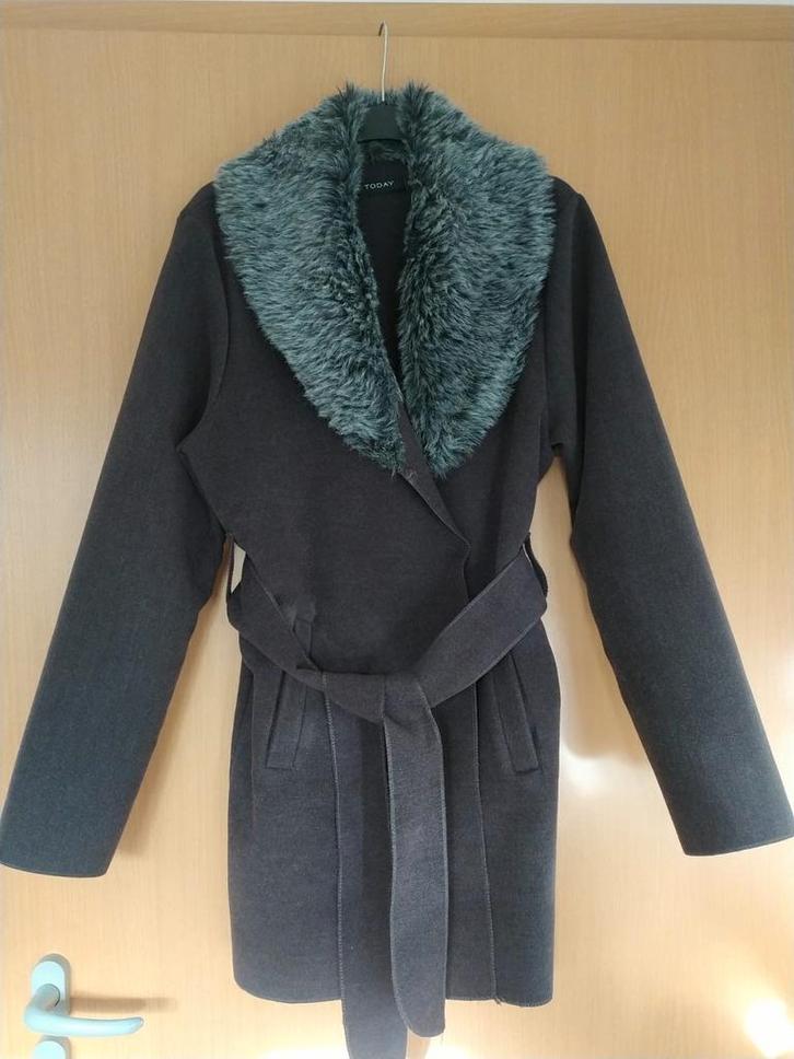Manteau gris léger avec fourrure taille 38, Vêtements | Femmes, Vestes | Hiver, Comme neuf, Taille 38/40 (M), Gris, Enlèvement ou Envoi