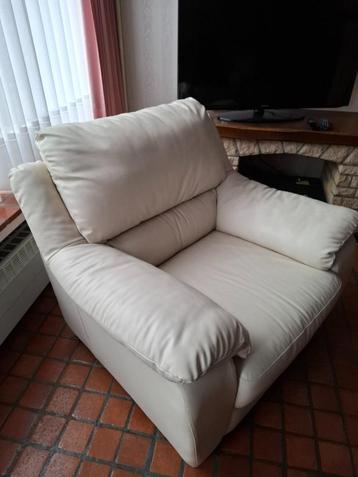 Leren 1-zit zetel in crème kleur beschikbaar voor biedingen