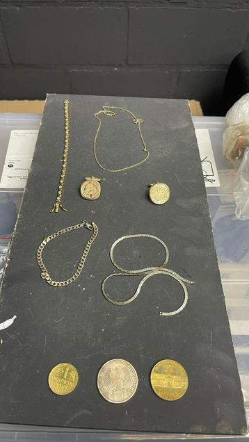 Set sieraden en munten beschikbaar voor biedingen