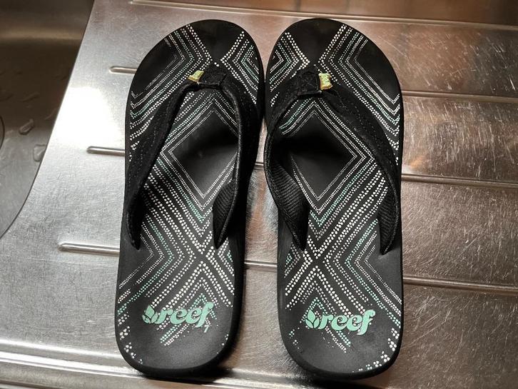 Reef Slippers - maat 37,5, Kleding | Dames, Schoenen, Zo goed als nieuw, Slippers, Zwart, Ophalen of Verzenden
