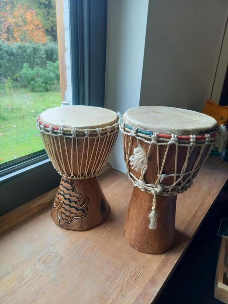 2 Afrikaanse djembé trommels – handgemaakt, 27-30 cm, Muziek en Instrumenten, Drumstellen en Slagwerk, Gebruikt, Ophalen