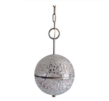 Vintage wereldbol hanger beschikbaar voor biedingen