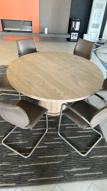 Ronde eiken tafel en tapijt beschikbaar voor biedingen
