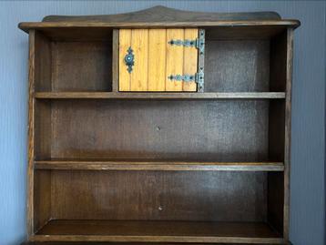 Bruine kast beschikbaar voor biedingen
