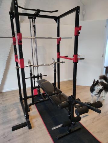 Squat rack met pulley beschikbaar voor biedingen