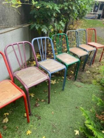 vintage retro gekleurde eettafel stoelen disponible aux enchères