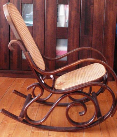 Mooie rotan schommelstoel in Thonet-stijl, Antiek en Kunst, Antiek | Meubels | Stoelen en Sofa's, Ophalen