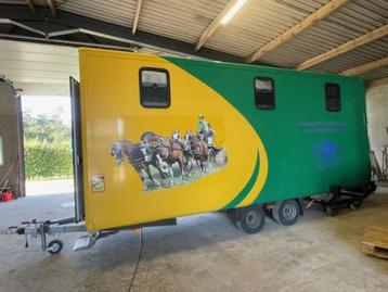 Gesloten aanhangwagen beschikbaar voor biedingen