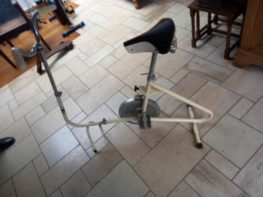 Ancien vélo d'appartement pour revalidation, Fietsen en Brommers, Fietsen | Oldtimers, 55 tot 59 cm, Jaren '60 of nieuwer, Ophalen