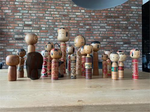 20 vintage Kokeshi poppen,  Japanse houten houtsnij werken, Verzamelen, Complete verzamelingen en Collecties, Ophalen of Verzenden