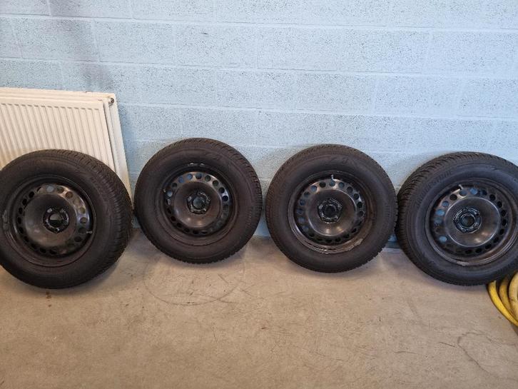 Set winterbanden + wieldeksels, Auto-onderdelen, Banden en Velgen, Band(en), Winterbanden, 16 inch, 215 mm, Personenwagen, Gebruikt