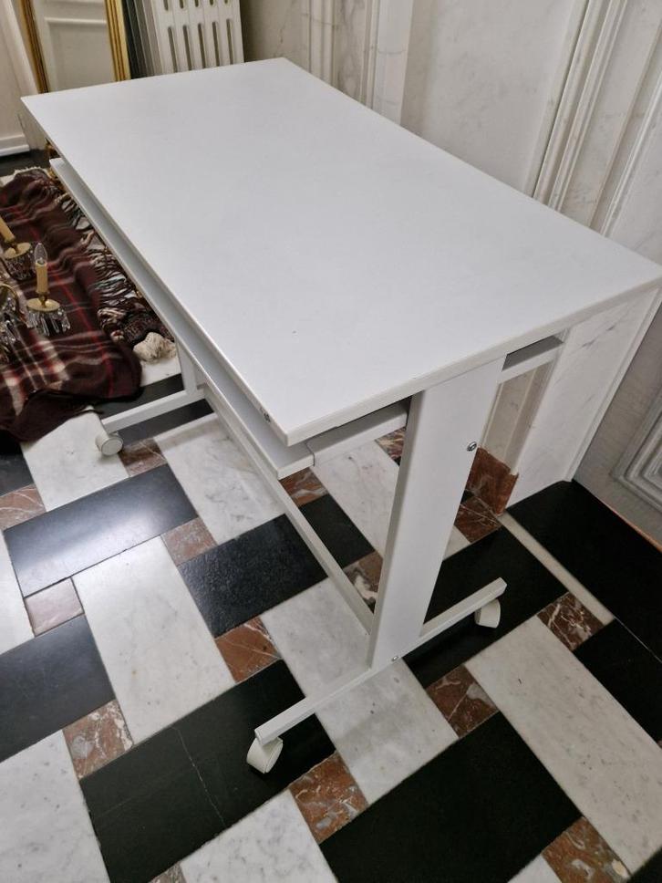 Verrijdbaar bureau / laptoptafel met 2 bladen – wit, Huis en Inrichting, Kasten | Computermeubels, Gebruikt, 70 tot 120 cm, 70 tot 120 cm