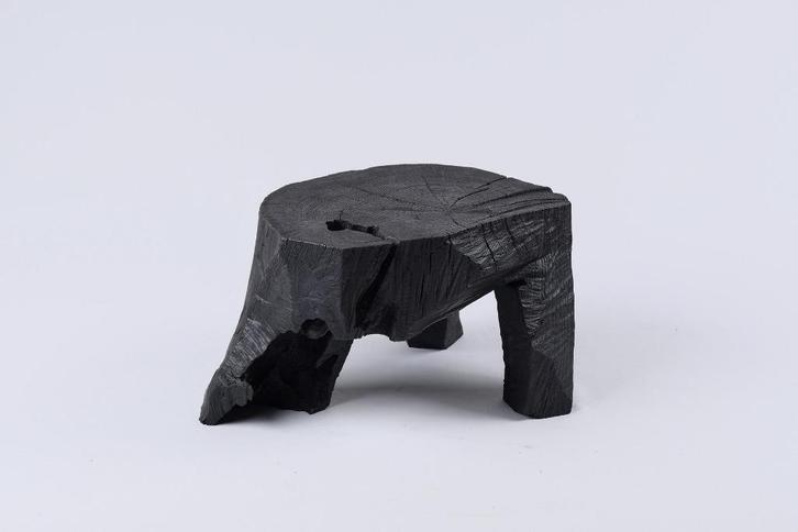 Wabi sabi gebakken eiken bijzettafl - H 32 x B 40 x D 27 cm, Huis en Inrichting, Tafels | Bijzettafels, Nieuw, Ovaal, Minder dan 45 cm