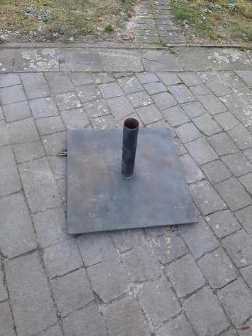 Zware metalen voet beschikbaar voor biedingen
