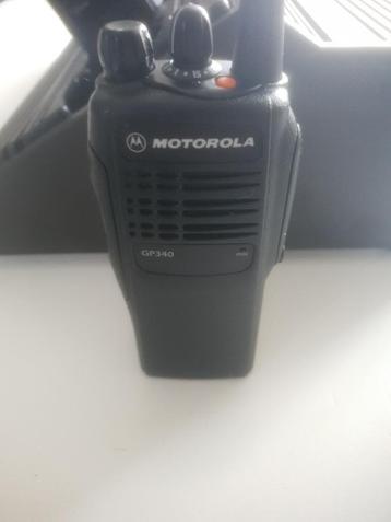 Motorola GP 340 UHF 6 pièces avec chargeur multiple, Talkie-walkie ou Walkie-talkie, 5 à 15 km, Avec clip de ceinture, Comme neuf