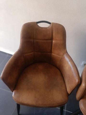 2 Moderne cognac stoelen – bijna nieuw beschikbaar voor biedingen