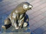 gesigneerd bronzen beeld van een zittende ijsbeer., Antiek en Kunst, Ophalen, Brons