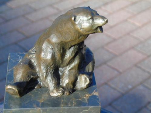gesigneerd bronzen beeld van een zittende ijsbeer., Antiek en Kunst, Antiek | Brons en Koper, Brons, Ophalen