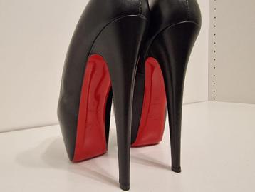 Louboutin hakken beschikbaar voor biedingen