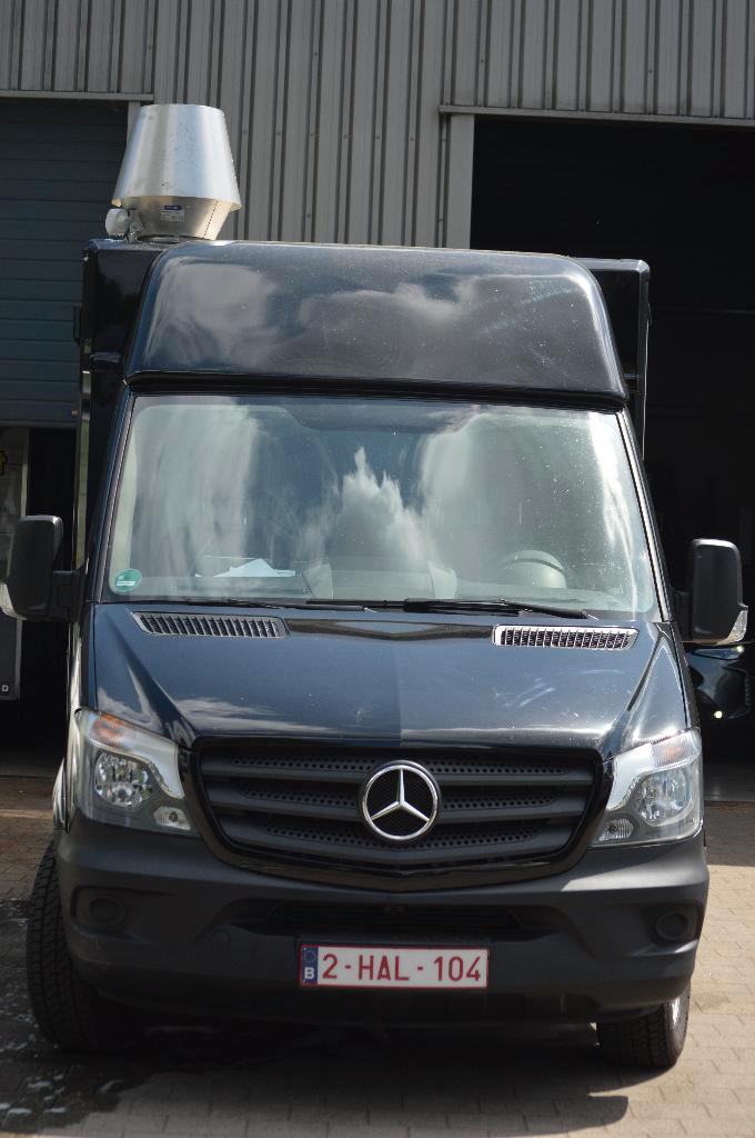 Foodtruck Iveco/ Mercedes, Auto's, Overige Auto's, Bedrijf, Diesel, Overige carrosserie, Automaat, Zwart, Dealer onderhouden, Ophalen