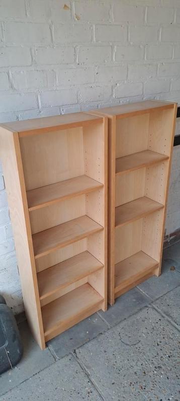 Gratis verkleurde ikea kastjes beschikbaar voor biedingen
